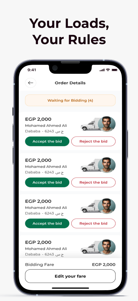 Pantalla de la aplicación móvil Naqla que muestra varias pujas de conductores de camiones para un pedido de envío con opciones para aceptar o rechazar.