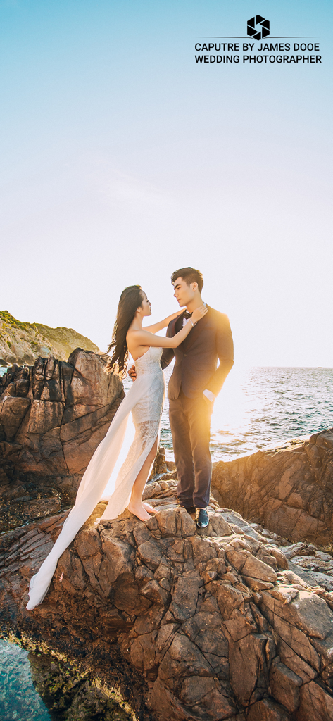 Un retrato de pareja de bodas con un logo de marca de agua de fotógrafo profesional y texto