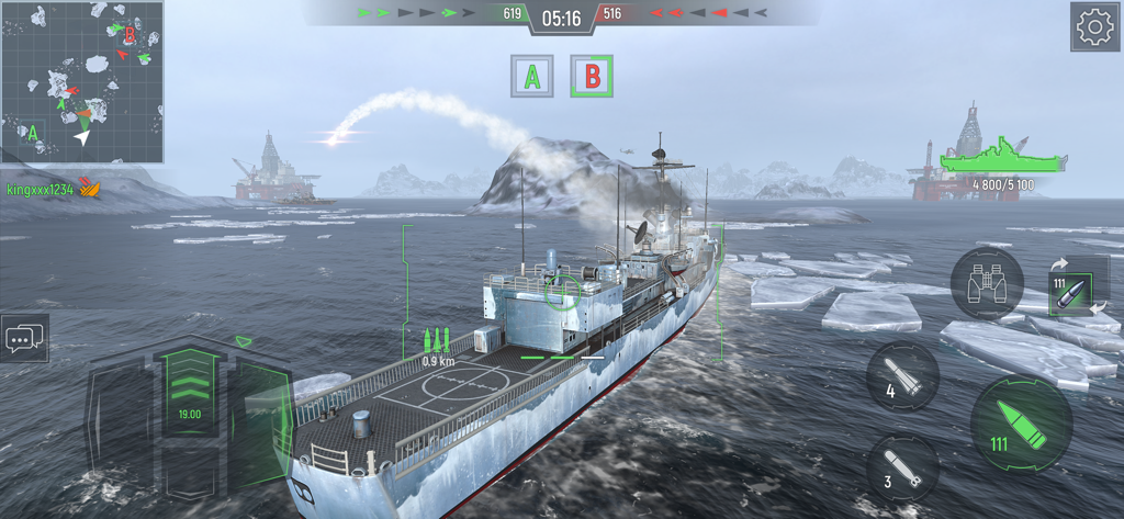 Vista en tercera persona de un buque de guerra disparando misiles en un helado entorno ártico durante una batalla naval PvP.