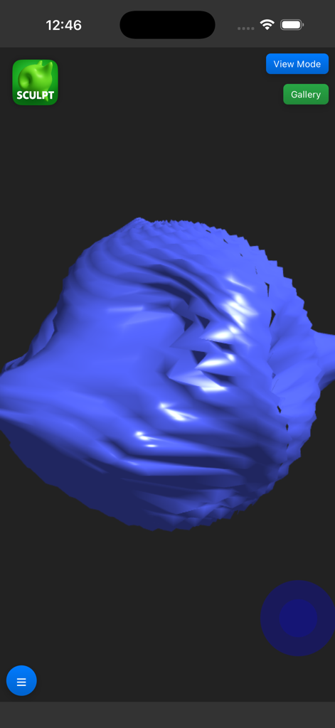 Un objet 3D texturé bleu en cours de modelage dans l'interface de l'application Sculpt It en mode sombre