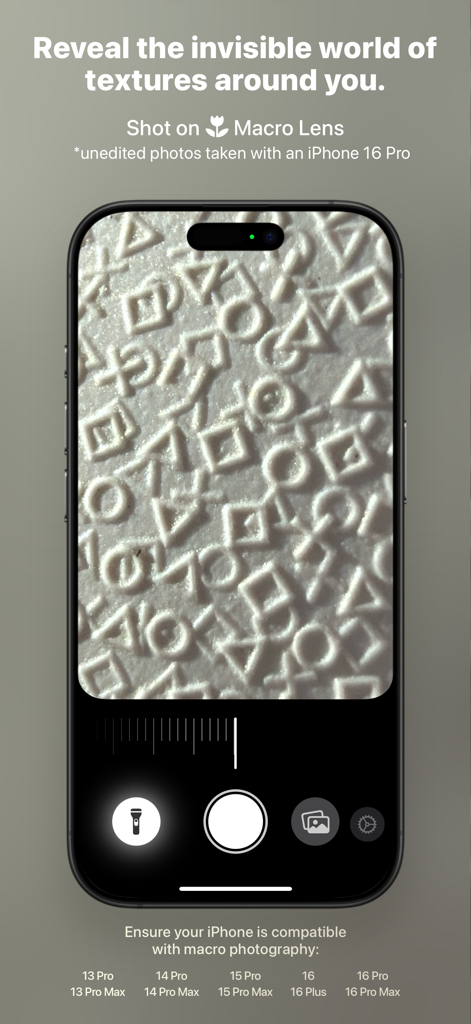 Macro Lens - Interface iPhone de l'application Macro Lens capturant un gros plan détaillé d'une surface texturée avec des symboles géométriques