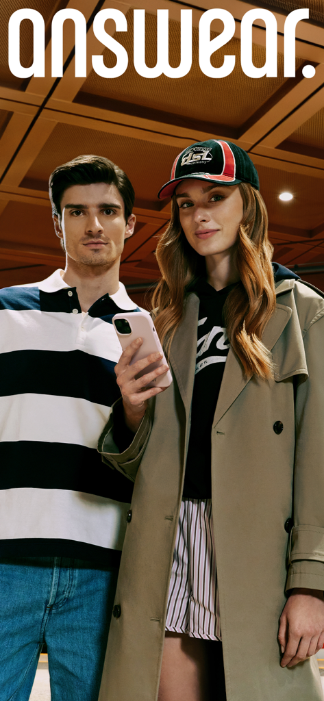 Dos jóvenes elegantes posando con un smartphone para la app de compras de moda Answear