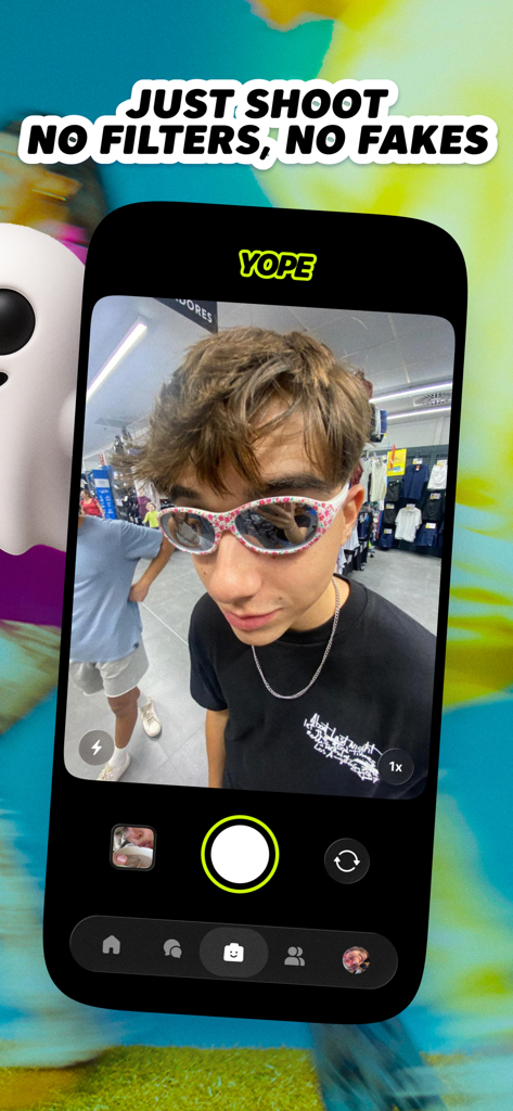 yope: friends-only pics - Un joven tomándose una selfie auténtica en la cámara de la aplicación Yope con el titular Solo dispara, sin filtros, sin mentiras.