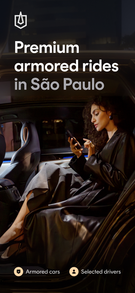 Eine Frau benutzt ihr Handy im Fond eines luxuriösen gepanzerten Autos in São Paulo