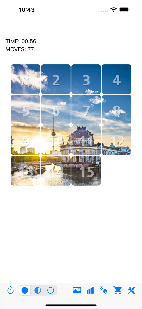 Fifteen sliding tiles puzzle - Juego del Rompecabezas de quince deslizantes con una cuadrícula de 4x4 numerada sobre un paisaje urbano.