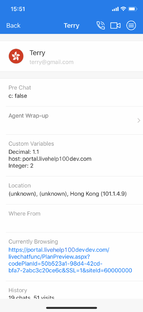 Visitor profile interface showing location and chat history in LiveHelp100