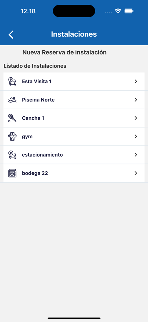 Edifito-App - プール、ジム、駐車場を含む予約可能な建物施設リストを表示するEdifitoアプリのインターフェース