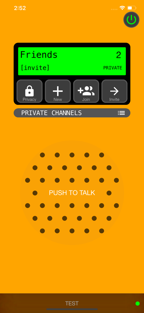 Talk Hit! Walkie Talkie - Interfaz de la aplicación Talk Hit Walkie Talkie mostrando un dispositivo digital naranja con un botón push to talk y ajustes de canal privado.