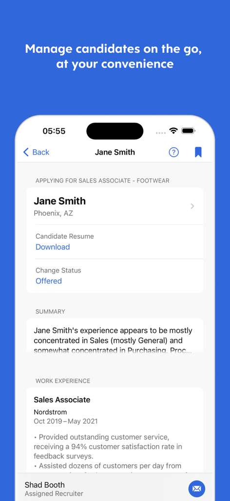 Capture d'écran de l'application mobile Dayforce montrant un responsable examinant le CV et l'historique de travail d'un candidat à un poste sur un smartphone.
