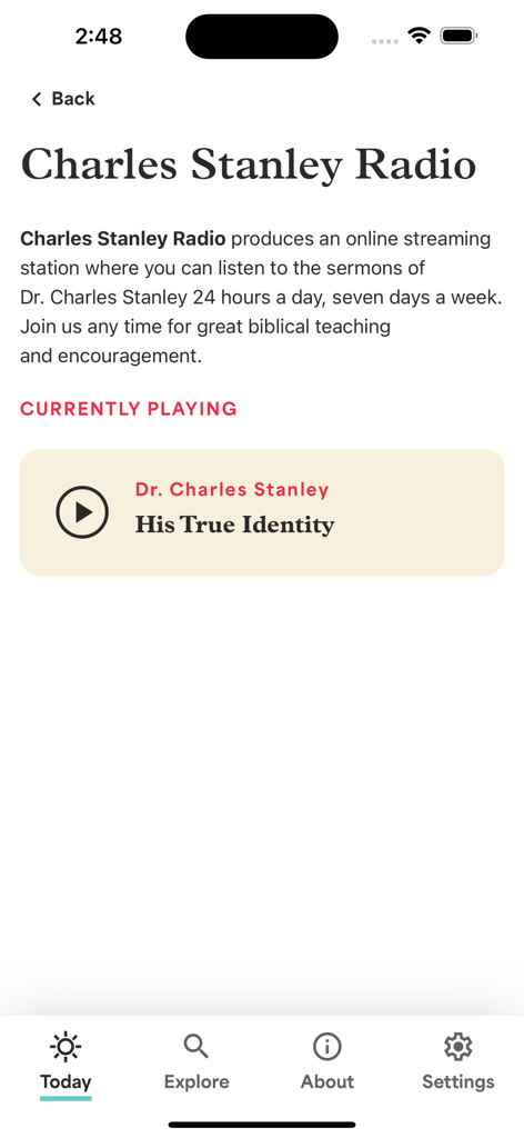Una pantalla de la aplicación Ministerios En Contacto que muestra el reproductor de Radio Charles Stanley con un sermón titulado 'Su Verdadera Identidad'.