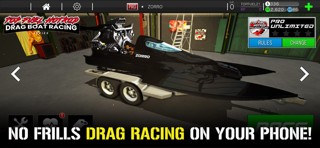 Una lancha drag personalizada negra en un remolque dentro de un taller de garaje en el juego de carreras Top Fuel Hotrod