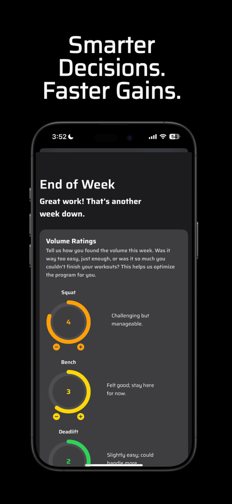 Schermata dell'app LiftLab che mostra le valutazioni del volume settimanale per squat, panca e stacco da terra per ottimizzare i programmi di allenamento