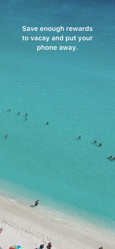 ターコイズブルーの海と泳ぐ人々がいる熱帯のビーチ。休暇のためにリワードを節約することについてのテキストが表示されています。