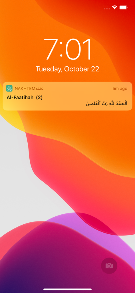 Sperrbildschirm des iPhones, der eine Benachrichtigung von der Nakhtem-App mit einem Vers aus Al-Faatihah auf Arabisch anzeigt.