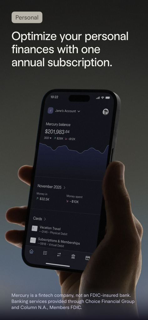 Mercury | Bank Differently - Una persona sosteniendo un iPhone que muestra la interfaz de la aplicación de banca personal Mercury con un alto saldo de cuenta y un gráfico de crecimiento financiero.