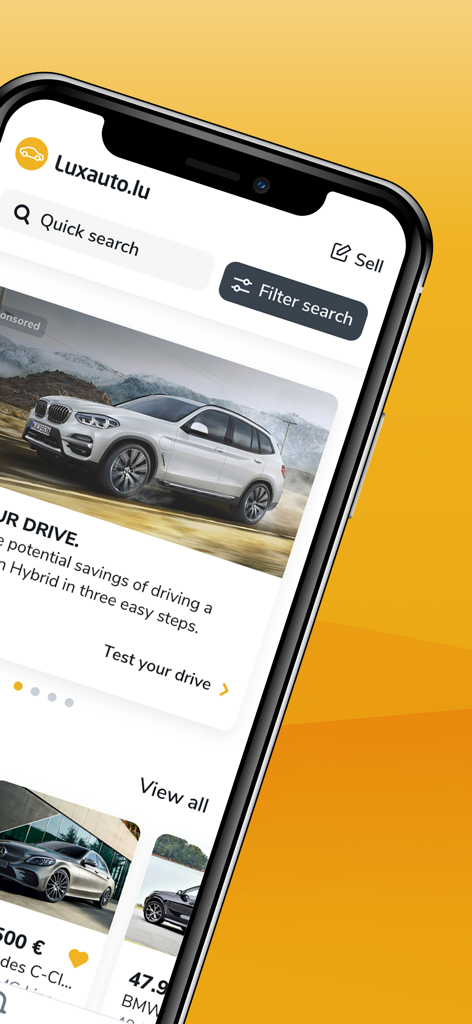 Pantalla de inicio de la aplicación Luxauto mostrando anuncios de coches de segunda mano y filtros de búsqueda en un iPhone