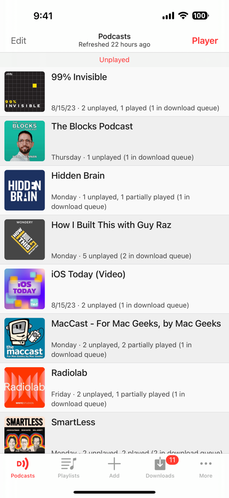 Interfaccia dell'app Downcast che mostra un elenco di podcast sottoscritti e lo stato degli episodi non ascoltati