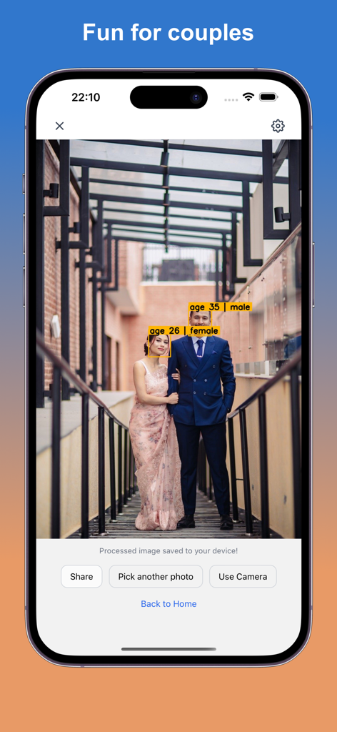 Pantalla de la aplicación AI Age Detector que muestra el análisis de edad y género para una pareja