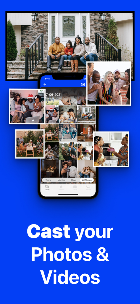 Ein iPhone spiegelt eine Fotogalerie auf einen großen Panasonic TV-Bildschirm, der ein Familienporträt zeigt.