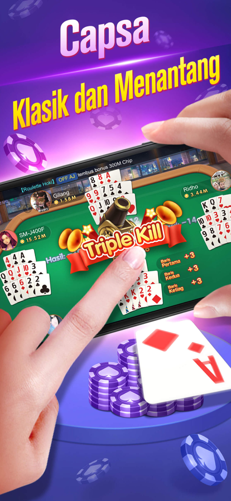 Poker Online: Texas Holdem - Une main jouant au jeu de cartes Capsa sur un smartphone avec un effet Triple Kill et des jetons de poker