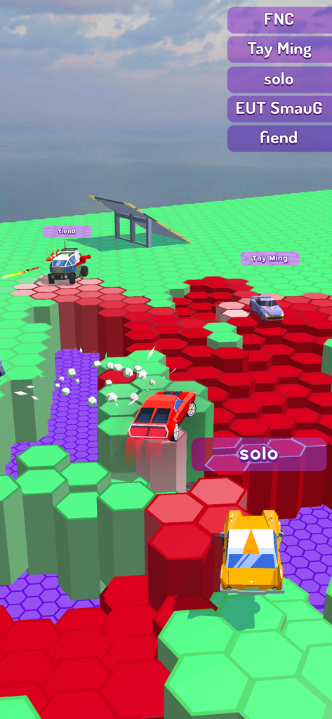 Race Arena - Fall Car Battle - Múltiples coches derrapando en baldosas hexagonales que desaparecen en una arena de batalla 3D