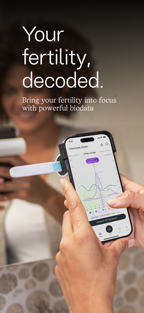 Una mujer sosteniendo un smartphone con el monitor de fertilidad Inito adjunto mostrando un gráfico detallado de seguimiento hormonal