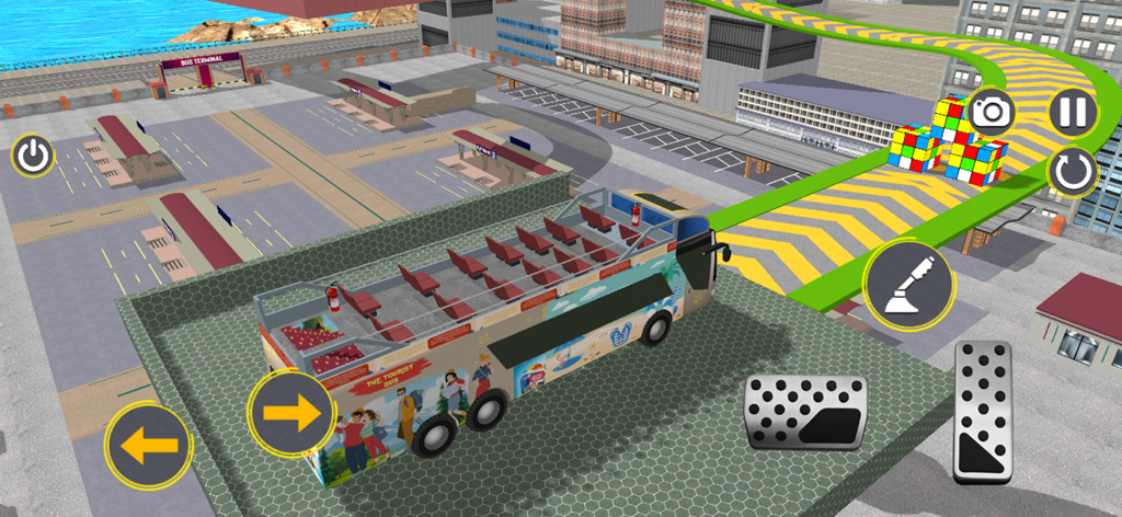 Offroad Bus Simulator Driver - Un autobús turístico descapotable circulando por una vía elevada amarilla y verde en un juego de simulación.