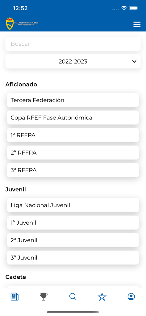 Captura de pantalla de la aplicación AsturFutbol que muestra diferentes categorías de ligas de fútbol asturiano.