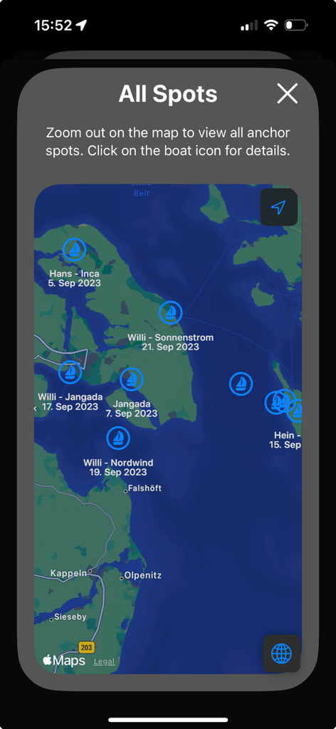 Ankerwache Pro - Ankerwache Proアプリ内の地図インターフェース。青いセーリングボートのアイコンと日付でマークされた複数の保存済みアンカー設置場所を表示