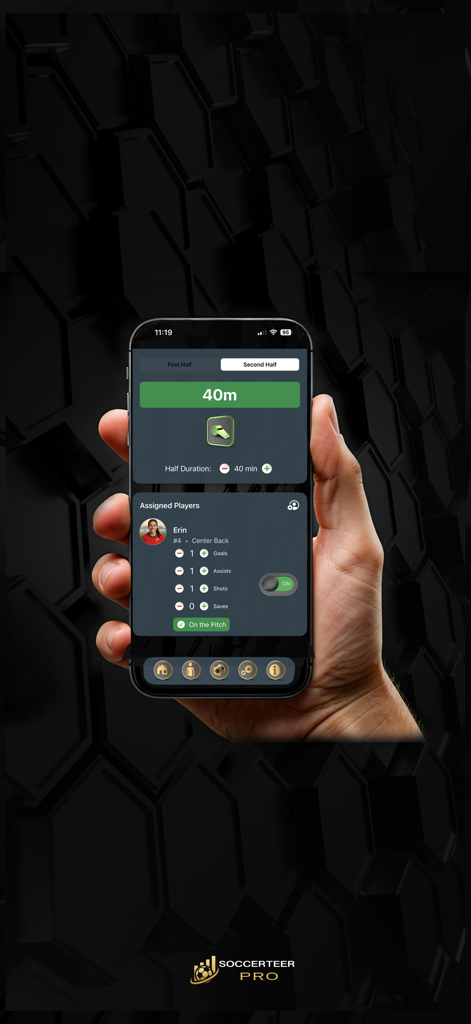 Soccerteer Pro - Teléfono inteligente mostrando la interfaz de la aplicación Soccerteer Pro para rastrear estadísticas de jugadores en vivo como goles y asistencias durante un partido de fútbol