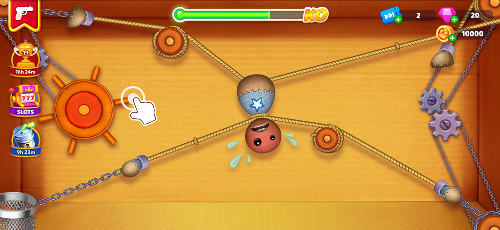 Kick the Buddy: Second Kick - 나무 상자에 밧줄과 사슬로 묶인 버디 캐릭터, 상호 작용 가능한 기어와 바퀴가 보입니다.