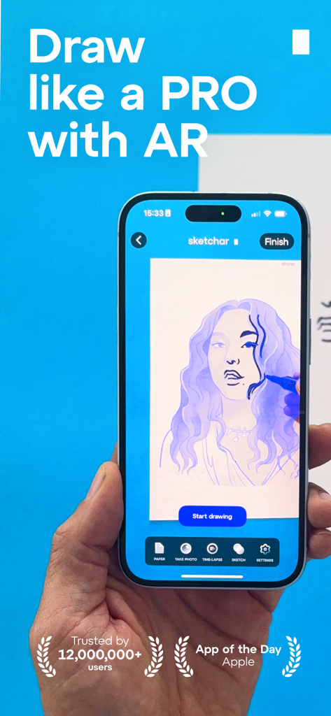 Sketchar: AR Drawing App - AR을 사용하여 초상화 스케치를 그리고 있는 Sketchar 앱을 보여주는 iPhone을 들고 있는 손.