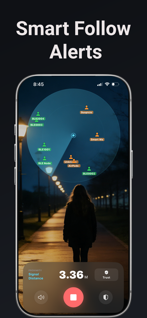 SYXO : Camera Tracker Detector - Interface do aplicativo SYXO exibindo o recurso Alertas de Rastreamento Inteligente com um radar escaneando rastreadores eletrônicos próximos enquanto uma pessoa caminha sozinha à noite