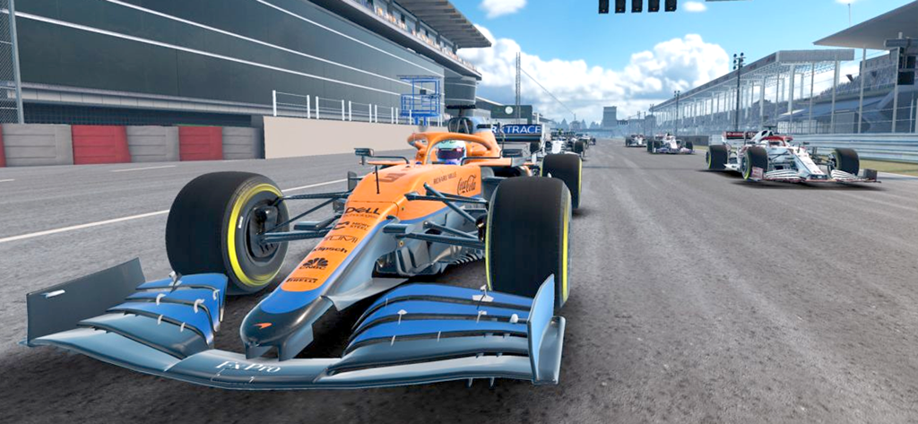 Um carro de corrida Formula estilo laranja e azul dirigindo em um circuito profissional com outros carros ao fundo