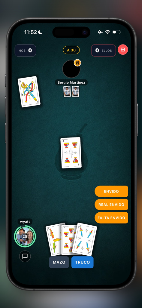 Truco: Argentino vs Uruguayo - Mobile gameplay of Truco Argentino vs Uruguayo showing a card match with action buttons for Envido and Truco