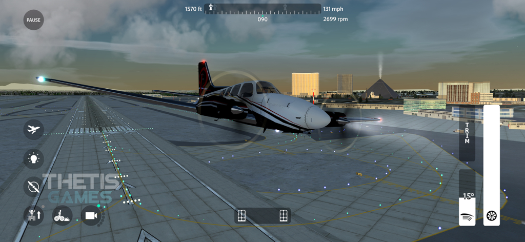 FlyWings 2018 Flight Simulator - Avión pequeño de hélice rodando en una pista con el horizonte de Las Vegas y la pirámide de Luxor al fondo