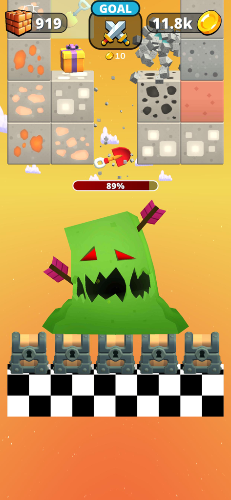 Merge and Dig - Un mostro boss slime verde con frecce nel gioco mobile Merge and Dig