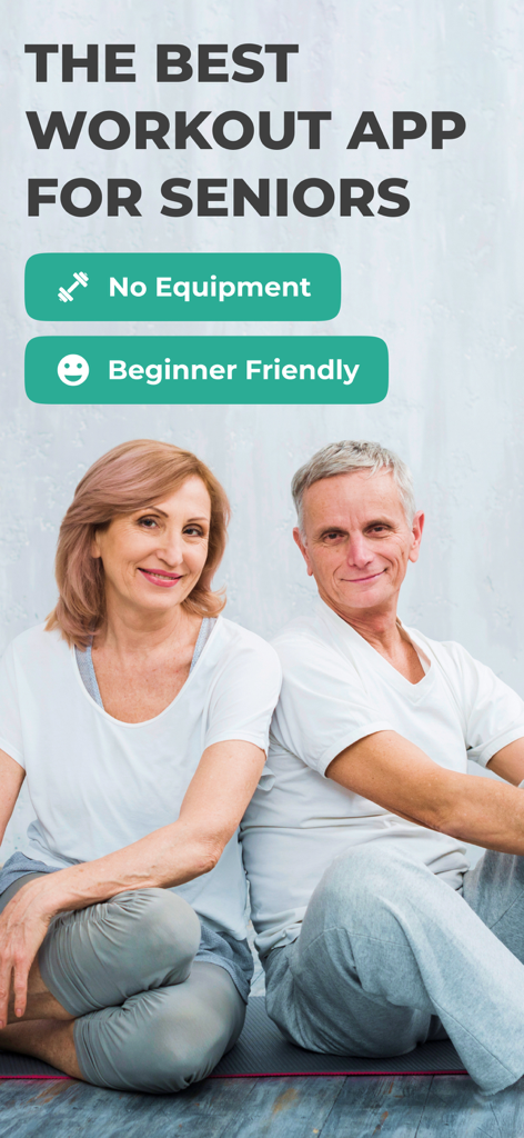 Un hombre y una mujer mayores sonriendo sentados en colchonetas de yoga listos para un entrenamiento en casa amigable para principiantes sin equipo.