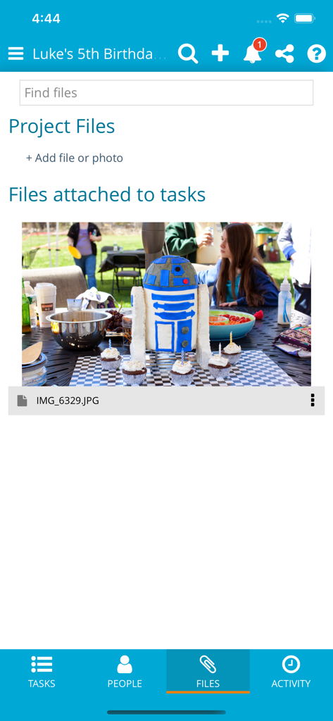 Captura de pantalla de la aplicación Manage It que muestra el archivo adjunto de una foto de un pastel dentro de la vista de archivos de un proyecto personal