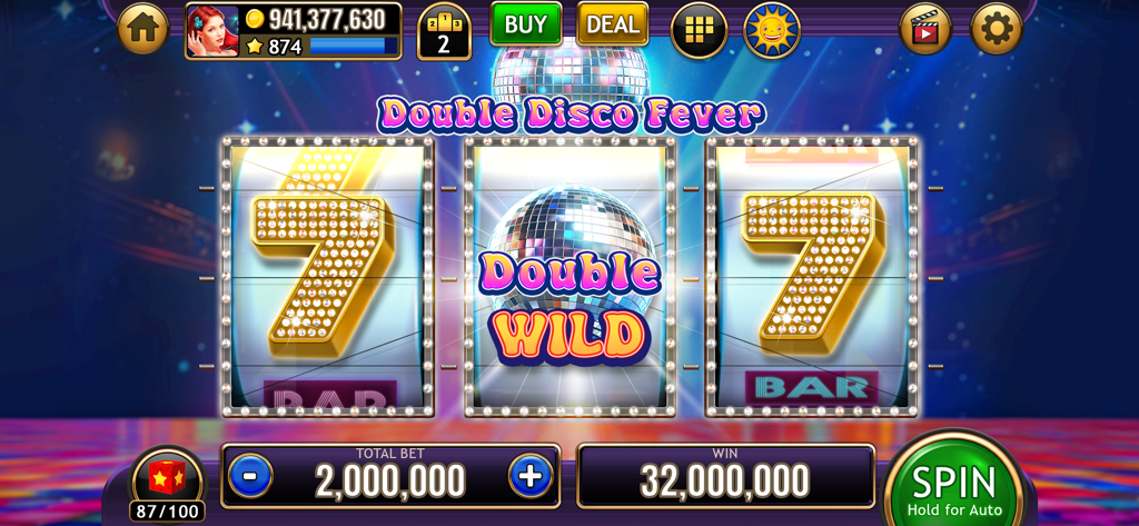 Captura de pantalla del juego móvil Wild Triple 777 Slots Casino mostrando una victoria de 32 millones en la máquina tragamonedas Double Disco Fever