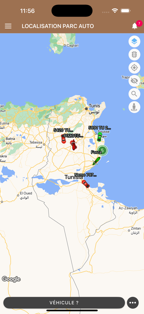 Rastreo de flotas de vehículos en tiempo real en un mapa dentro de la interfaz de la aplicación móvil Karray GPS.