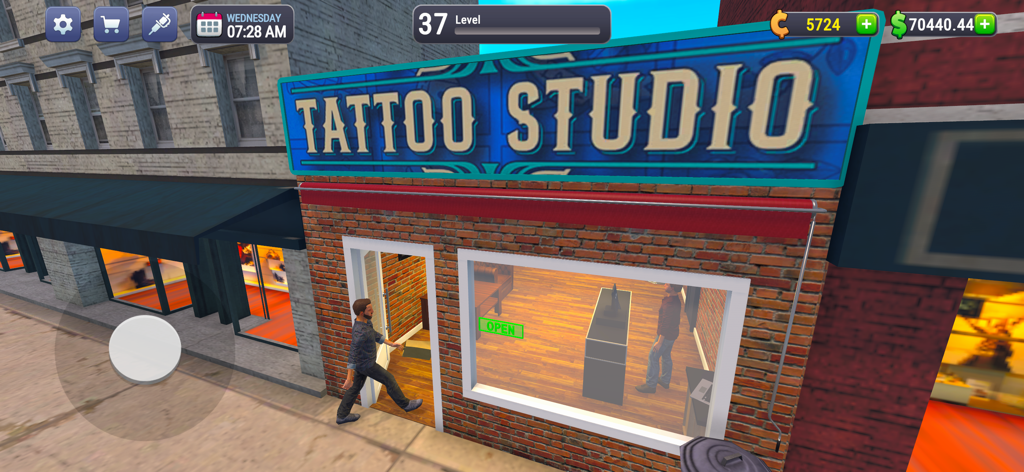 Vista exterior de un edificio de estudio de tatuajes de ladrillo con un gran letrero azul en un juego de simulación.