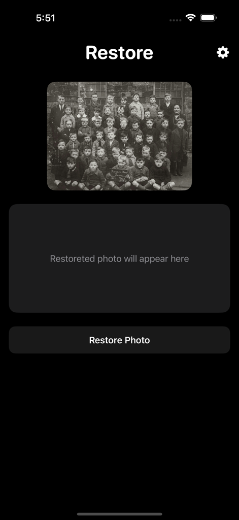 写真修復AI復元アプリのインターフェースで、古い白黒集合写真が鮮明化のために準備されている様子が表示されています。