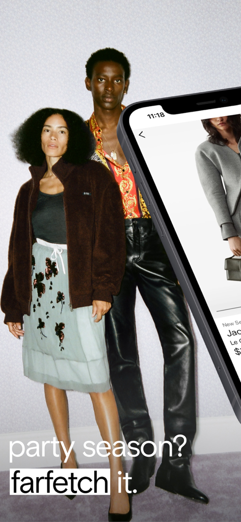 Zwei Models in Designer-Outfits neben einem Smartphone, das die Farfetch-Shopping-App mit Text zur Party-Saison anzeigt