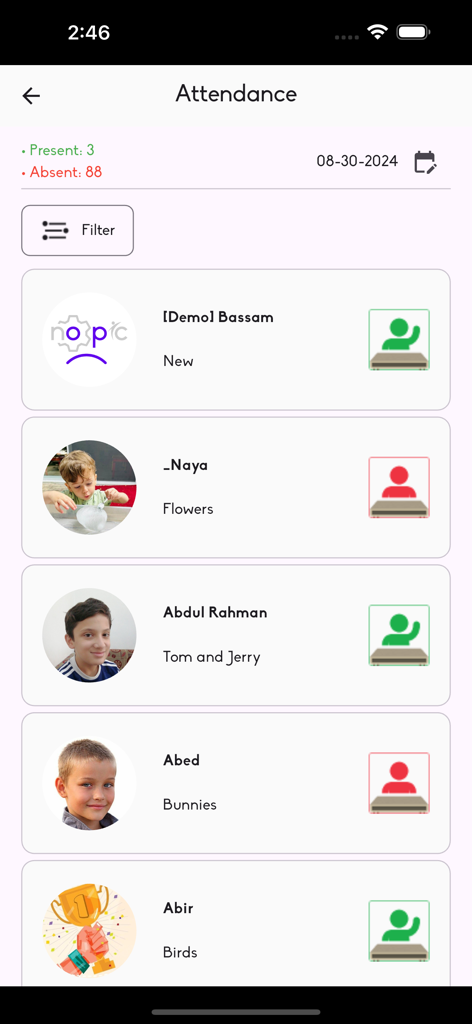 iCare Admin - Tela de frequência no aplicativo iCare Admin mostrando uma lista de alunos com ícones de status de presente e ausente.