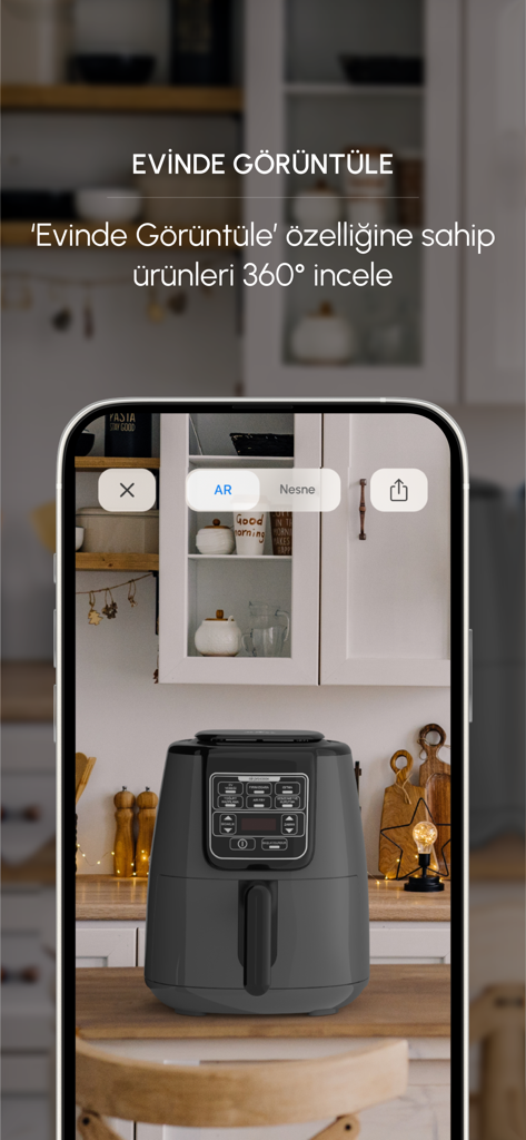 Karaca: Ev & Yaşam Alışverişi - Pantalla de smartphone que muestra la función de realidad aumentada de la aplicación Karaca para ver una freidora de aire en una cocina