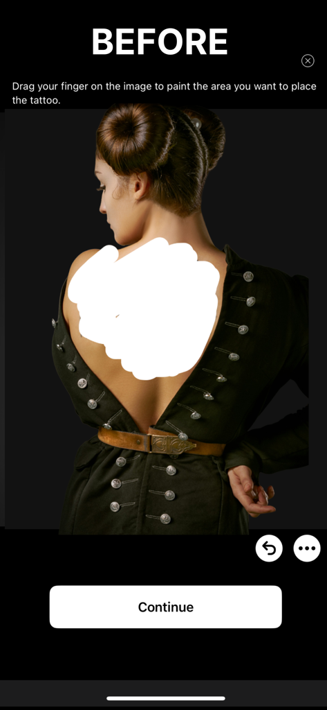 Uma tela no aplicativo Inkify mostrando um usuário selecionando uma área do corpo nas costas de uma mulher para a colocação de uma tatuagem.