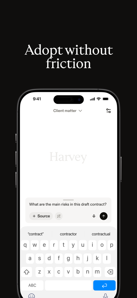 Interfaz de la aplicación móvil Harvey AI que muestra una consulta legal sobre riesgos de contratos