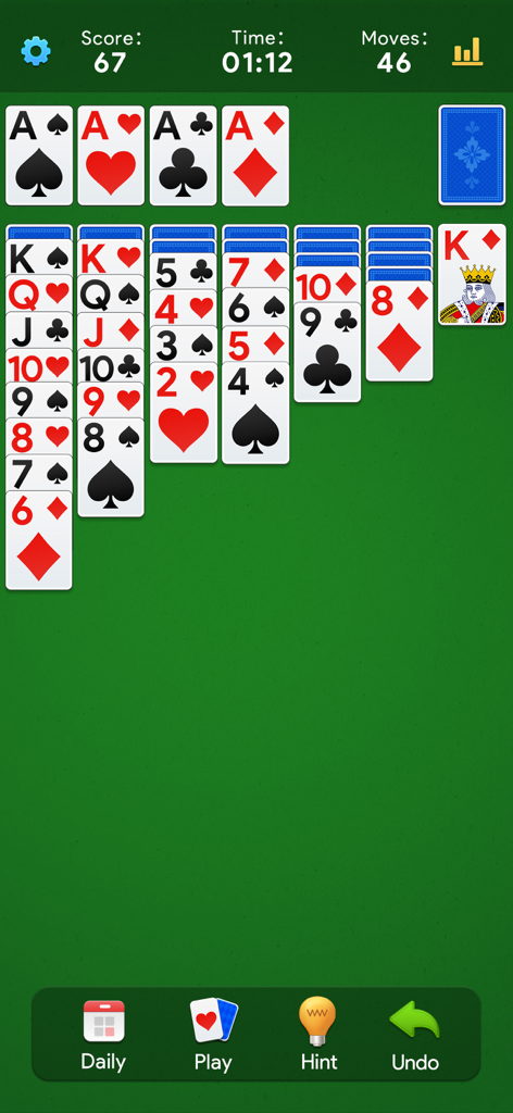 Solitaire Daily: Card Game - Interfaz del juego clásico de solitario con fondo verde y columnas de cartas organizadas