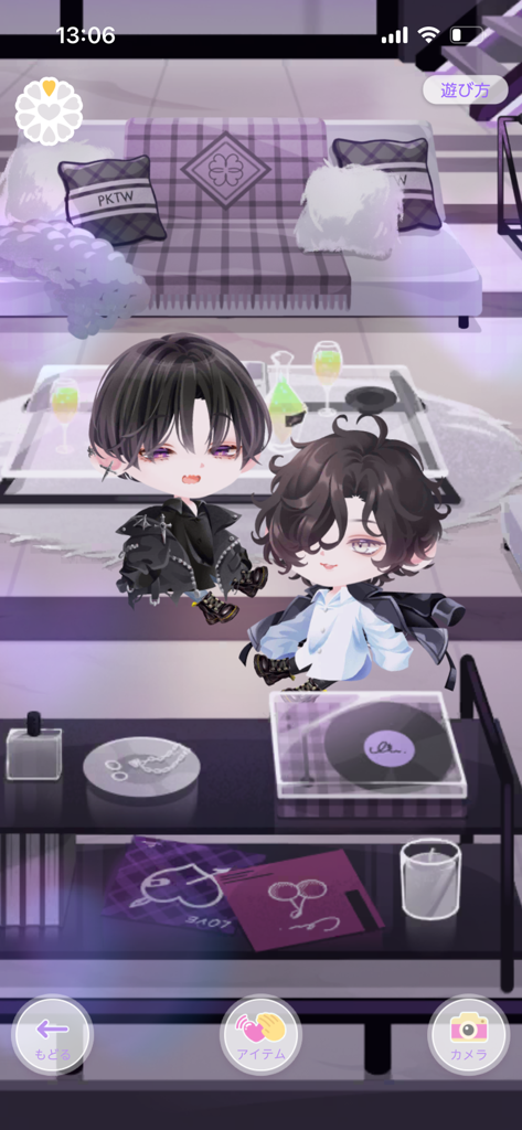 ポケコロツイン　かわいいふたごのアバター着せ替えゲーム - 紫色の美学を持つスタイリッシュに装飾された部屋に座っている2人の可愛いツインアバター